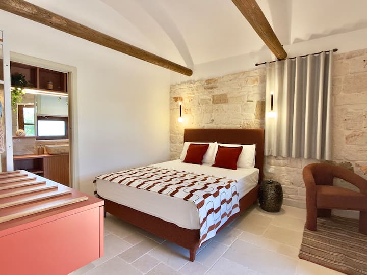 Suite principal con cama matrimonial de espuma viscoelástica de 30 cm para una relajación máxima. Equipada con Smart TV y baño privado con ducha moderna. Comodidad y privacidad en un entorno refinado.