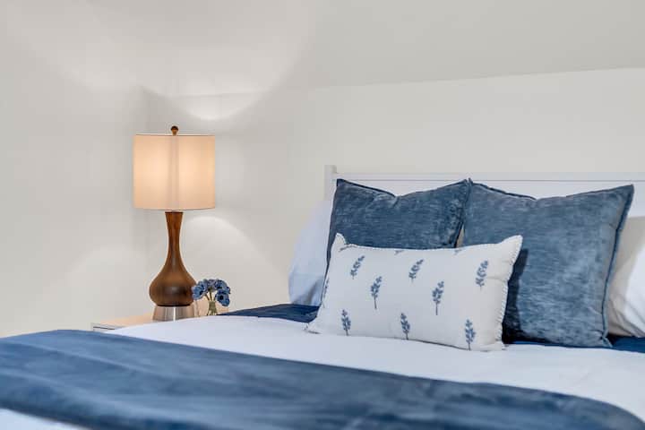 Rengeteg párna és takaró.