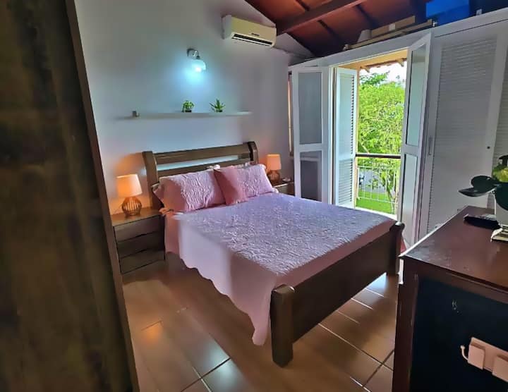 Chambre 2 avec accès au balcon, vue sur la verdure et beaucoup de lumière naturelle.