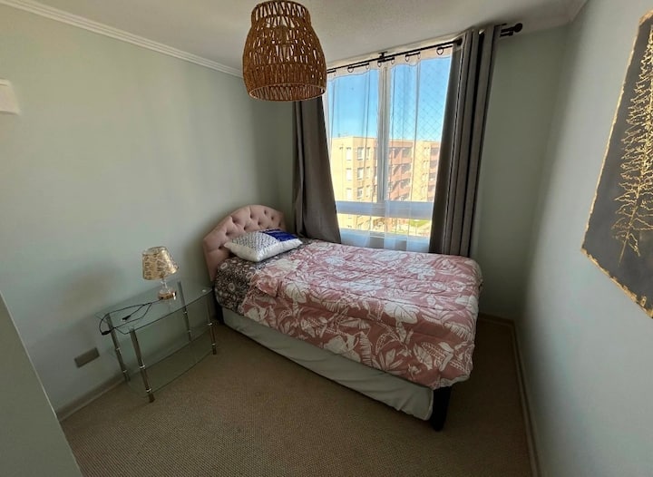 კომფორტული ოთახი, 1,5‑კვადრატულიანი საწოლი და სპეციალური საწოლი 2 დანარჩენი ადამიანისთვის. 