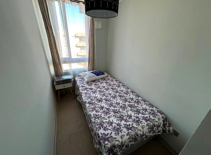 ეს მესამე ოთახი ყველაზე პატარაა, აქ არის პირადი კარადა და ერთადგილიანი საწოლი.