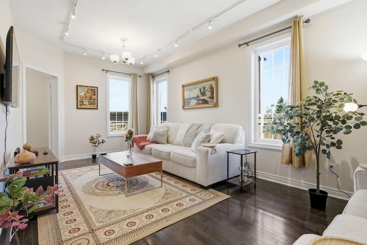 Spacious 4br Corner Townhouse | 3 Parking | Patio - Ontario