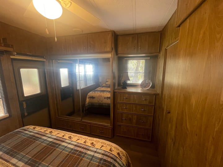 Mwonekano wa kitanda cha malkia. 