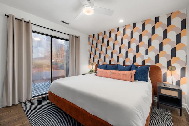 El dormitorio tamaño king con grandes puertas de vidrio conduce a tu propio balcón privado.