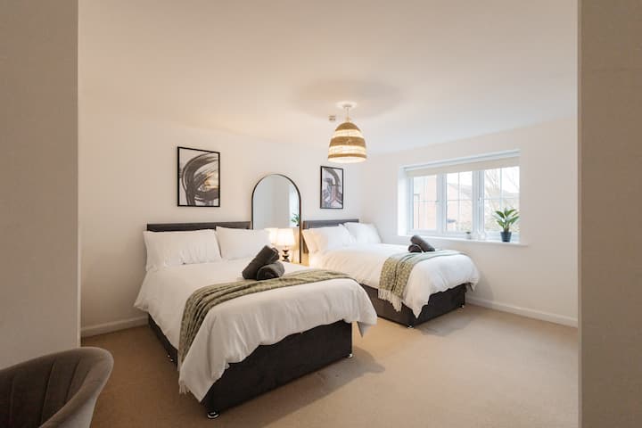 Large Home. Games Room. Long Stay Deals - Chester