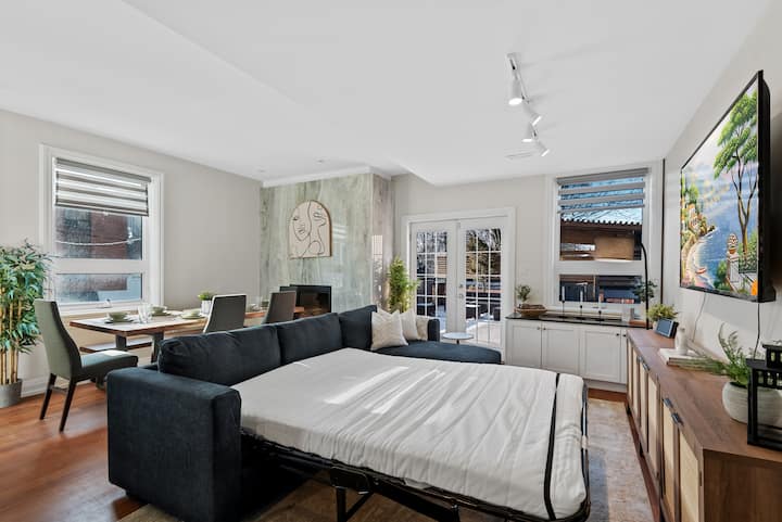 Midtown Sleeps 10 + 2 Patios + Free Parking - Toronto