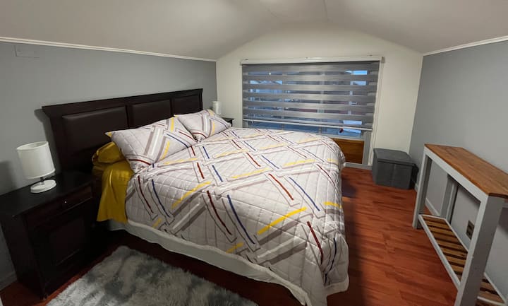 ห้องนอนใหญ่เตียงควีนไซส์ 