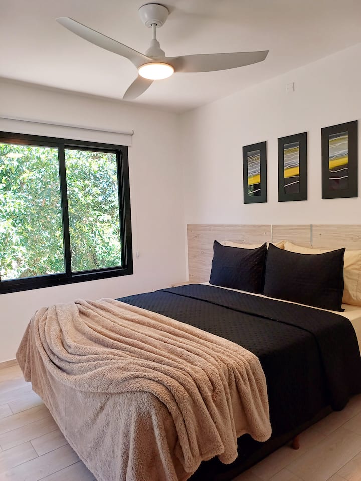 Odmorite se u našem udobnom bračnom krevetu i uživajte u prirodnom svjetlu i prekrasnom pogledu kroz velike prozore. Također, na rasvjetnim stolovima nalazi se natpis i neizravna noćna svjetla.