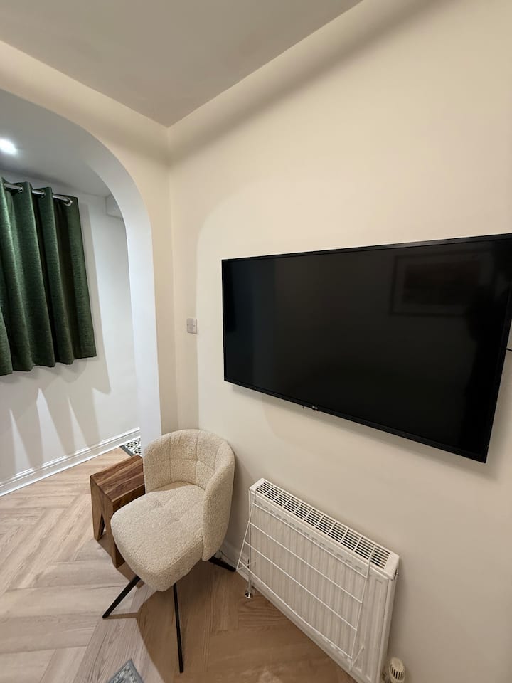 Modern Cozy Studio,
5 Mins To Luton Airport - Luton
