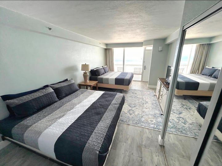Updated 1 Bedroom W/balcony, Pool, Hot Tub - Daytona Beach, FL