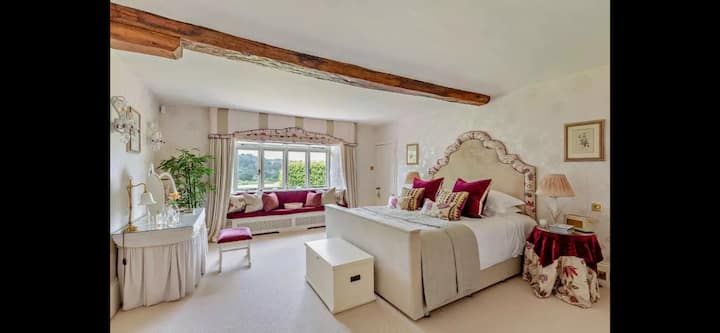 Glavna spavaća soba – superking bračni krevet sa kupatilom i garderobom
