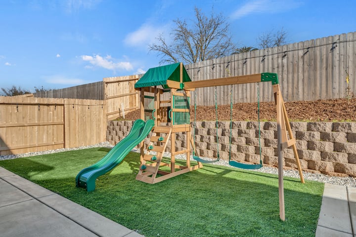 New 4br Residence | Yard Playset, Bbq & Garage - 엘크그로브