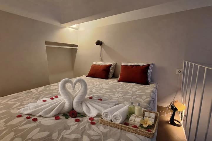 Incantevole camera da letto in stile loft con dettagli eleganti, perfetta per un soggiorno all’insegna del riposo.