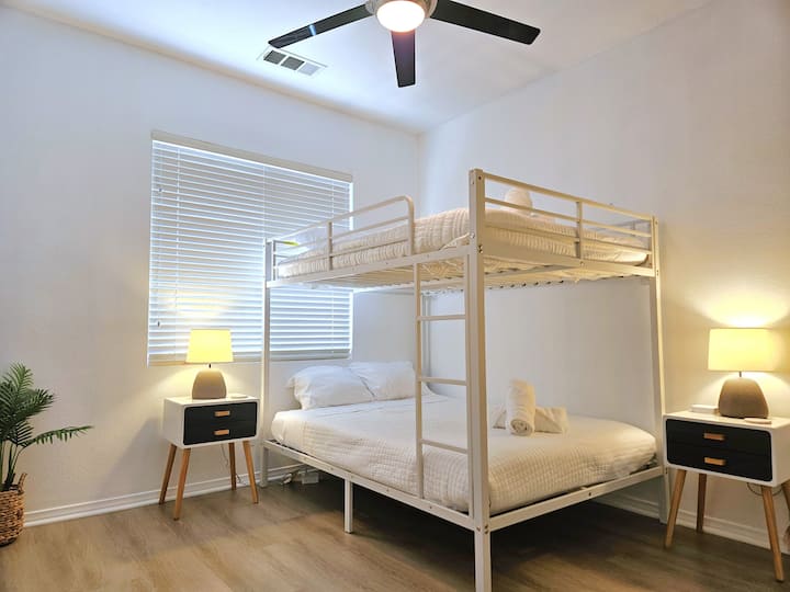 מיטת קומותיים מלאה, חזקה מאוד - עם המסגרת המותקנת בבטחה על הקיר לבטיחות נוספת