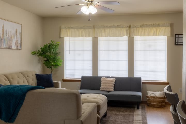 Comfy And Bright / Relax Under The Grapevines - Yakima, WA