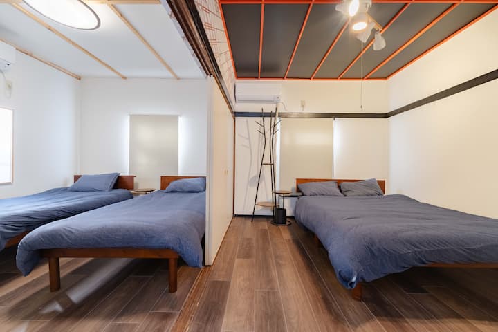 En el segundo piso, hay 1 cama doble y 2 camas individuales.
Esta es una sala donde las familias y los grupos pueden relajarse.

Al cerrar las puertas corredizas, puede usar cada espacio de forma independiente,
Se sentirá cómodo con la privacidad.

La posada principal se encuentra en una zona residencial, por lo que es un entorno muy tranquilo,
También puedes relajarte por la noche.
También proporcionamos mantas y humidificadores, por lo que es cómodo independientemente de la temporada.