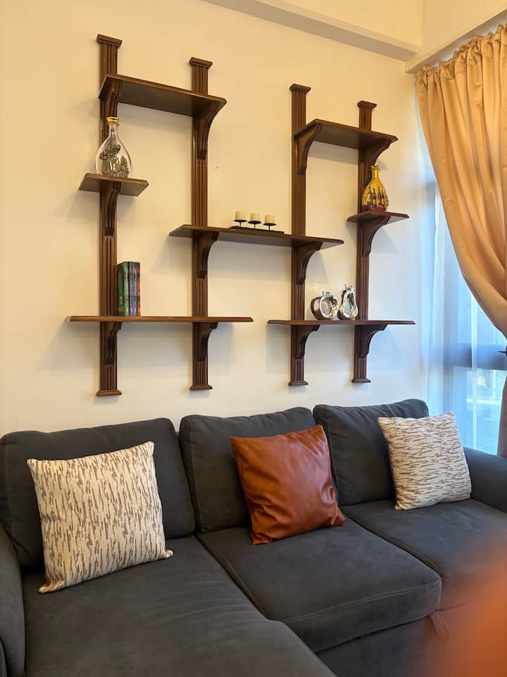 Sebule ina kitanda kizuri sana cha sofa.