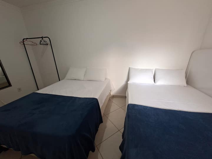 ეს ოთახი მდებარეობს პირველ სართულზე და აქვს ორმაგი ლეიბი