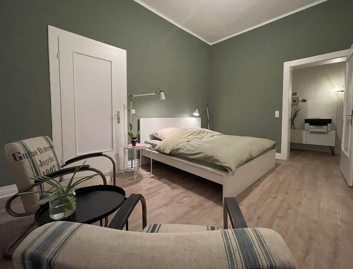 Krevat dopio 180 x 200 cm, dy ulëse dhe një gardërobë me rrota. Dhoma është e mobiluar me dy kolltukë ose një tavolinë dhe dy karrige të bardha (në varësi të numrit të vizitorëve)