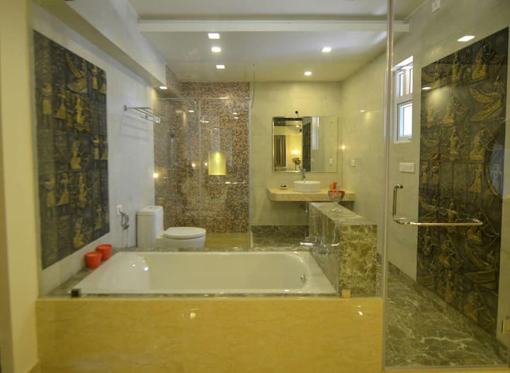 Full bathroom 1 image 1