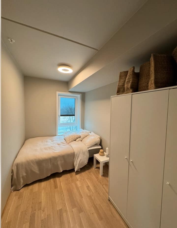 El dormitorio tiene una cama de (140 cm)