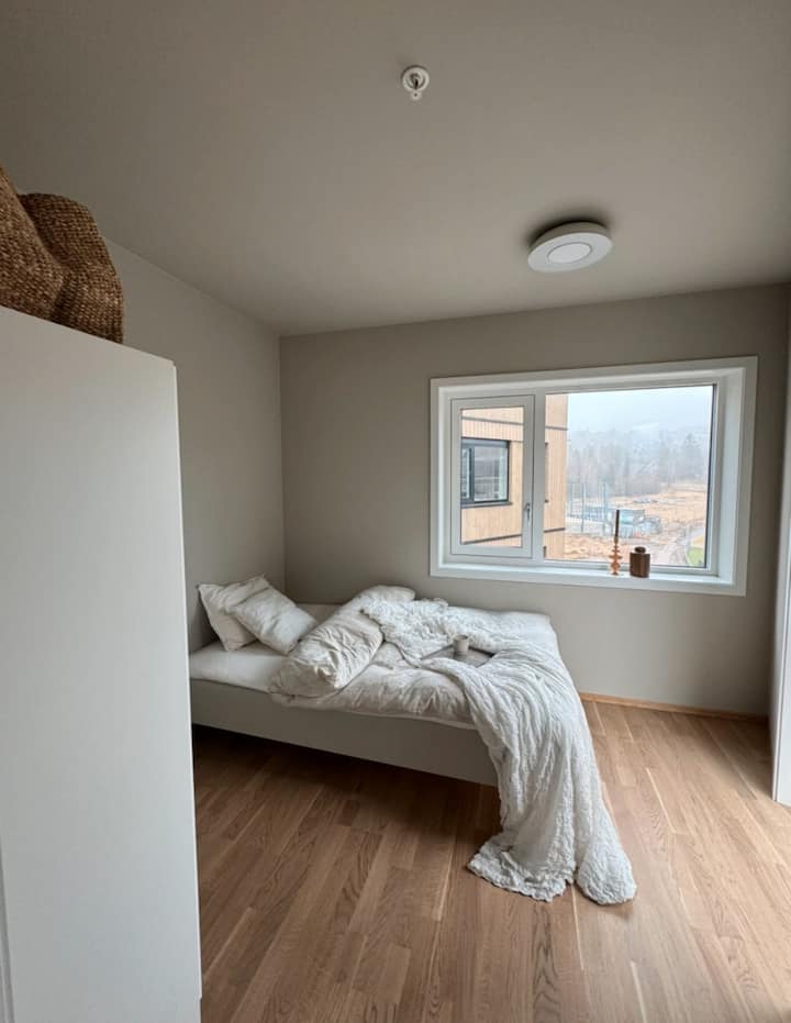 La habitación tiene una cama doble pequeña (120 cm)