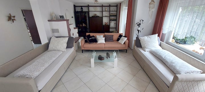 Sala de estar y dormitorio con dos camas individuales de 90 x 200.