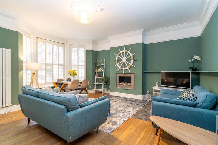Spacious City Pad With Garden Oasis - London