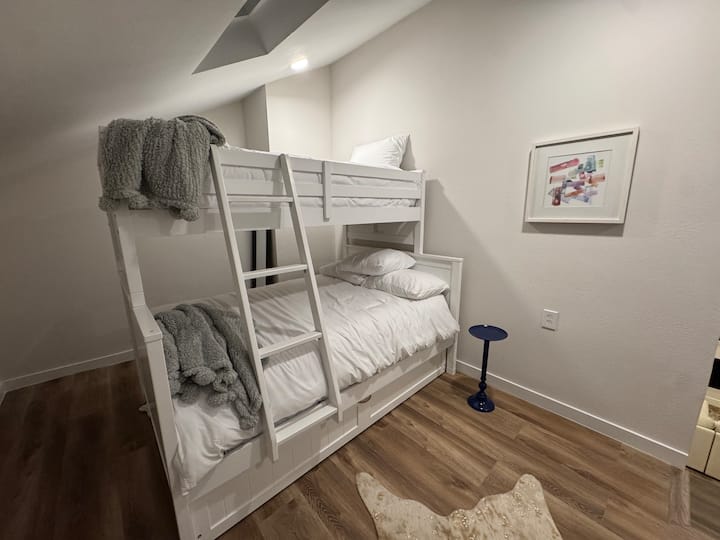 אזור לופט למעלה. מיטת קומתיים עם מיטה נפתחת. 2 מיטות יחיד ו-1 מיטה זוגית.