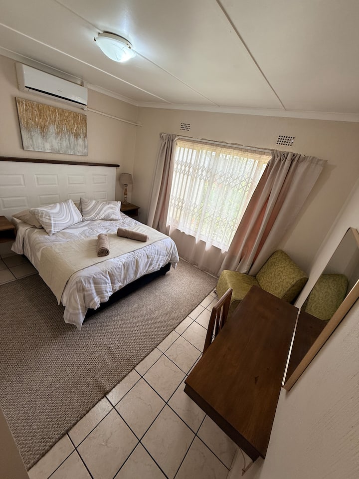 Stylish Coastal Getaway | Walk To The Beach & Pool - Scottburgh