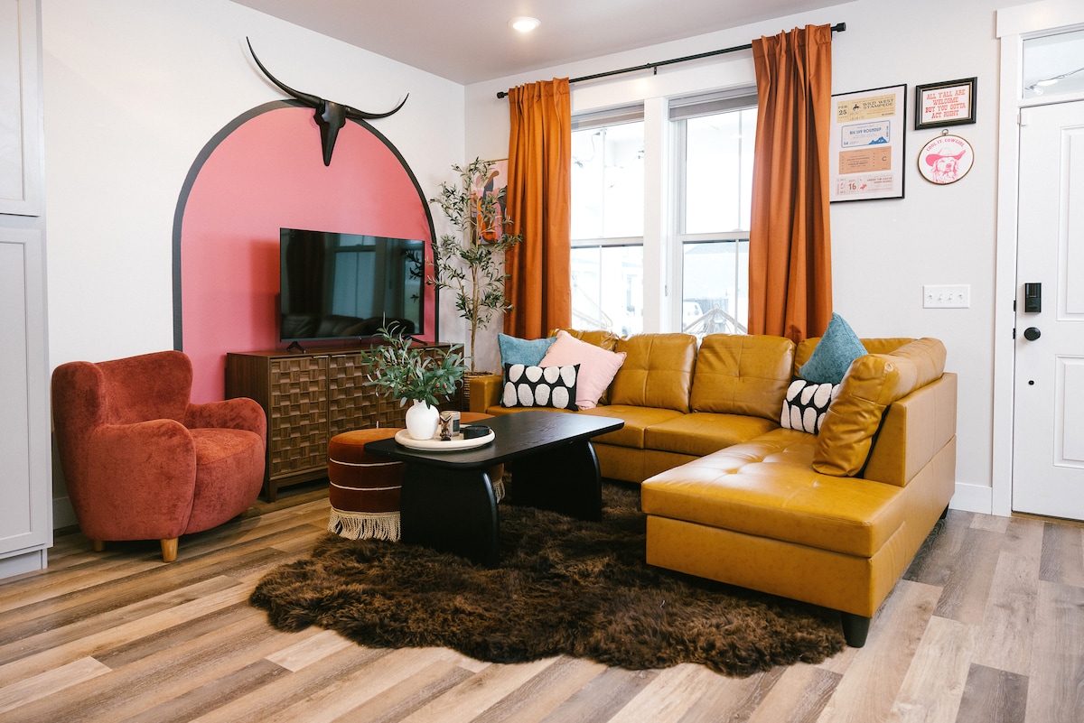 Popular Airbnb listing: •Big Sky Bungalow• 𝐻𝑜𝓉 𝒯𝓊𝒷, retro feels… in Billings