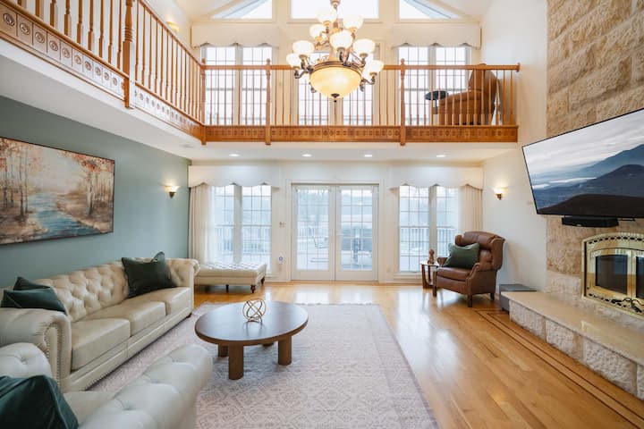 Lake-view Retreat W/ Hot Tub & Fenced Yard - Hudson, NY