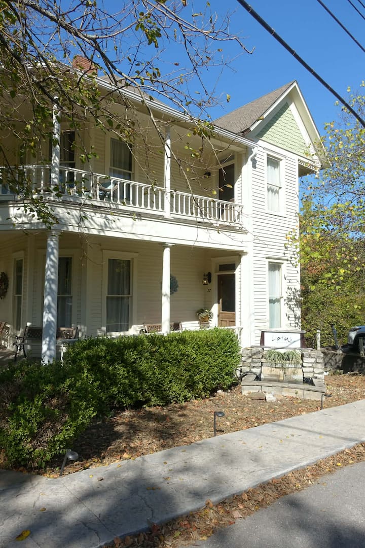 The Lotus Manor House - Eureka Springs, AR