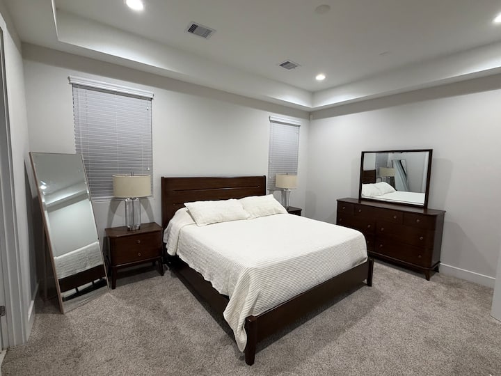 Peaceful Townhome Getaway - Prime Houston Location - Houston, TX