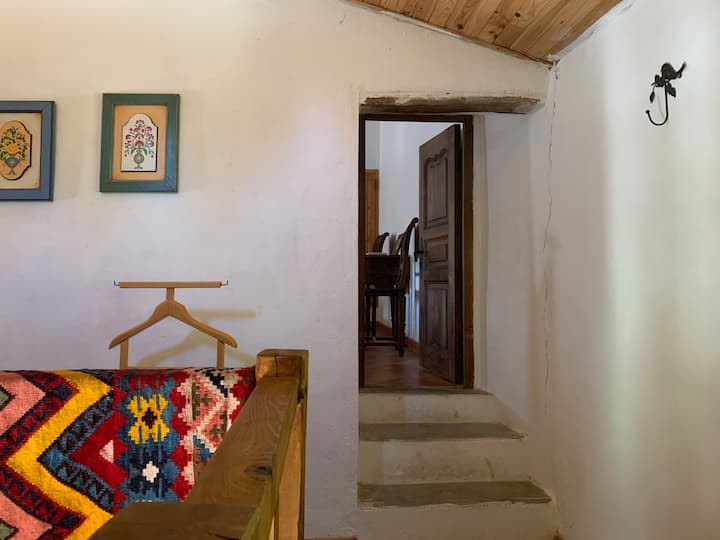 Hyrja në dhomën e gjumit në një kat të ngushtë dhe të ulët, por dhoma e gjumit mirë , me ajër të kondicionuar të kthyeshëm 