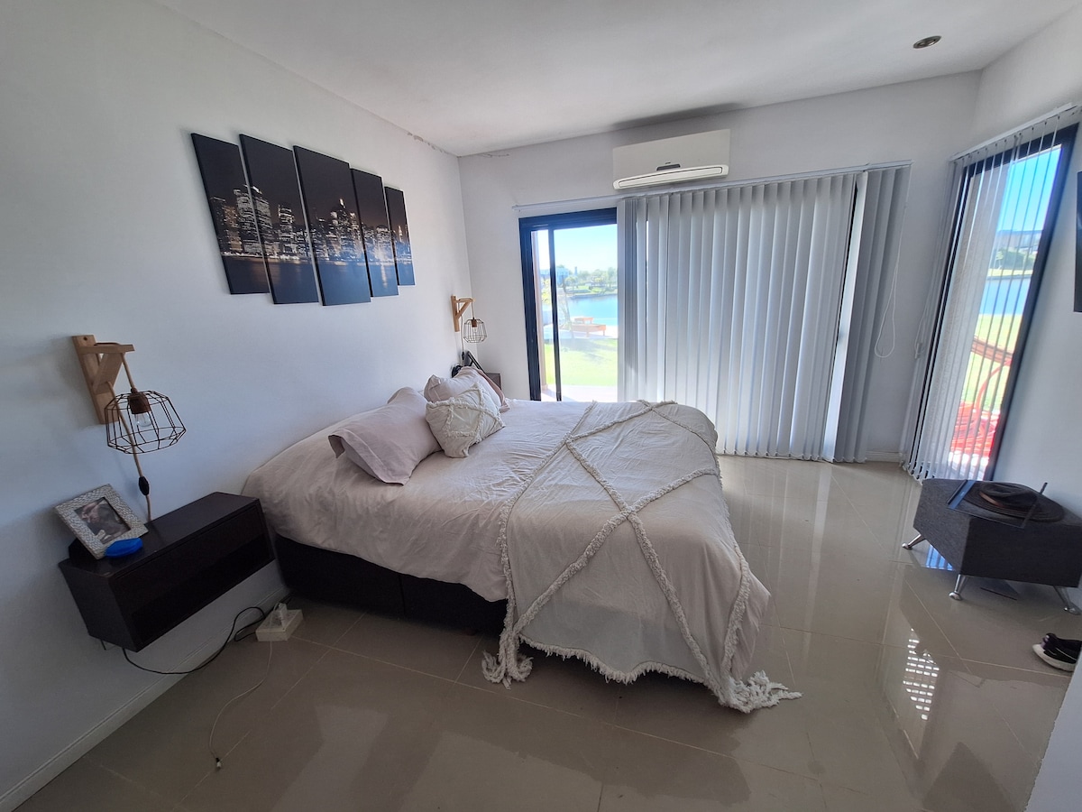 Habitacion amplia moderna con baño en suite, vista a la laguna.