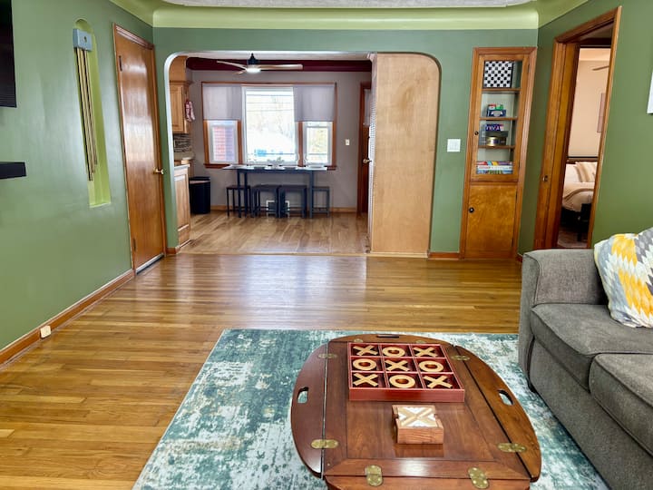 3br Central Cleveland, Fenced Yard, Games, Pets - Parma, OH