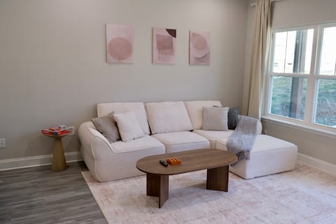 Top performing Airbnb: Minutes to Uptown & Airport | Modern 4BR Home in Ponderosa / Wingate
