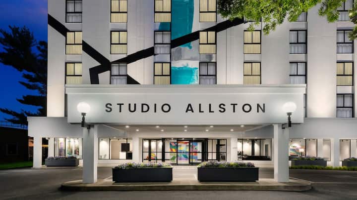 Close To Fenway Park + Free Breakfast & Gym - Boston, MA