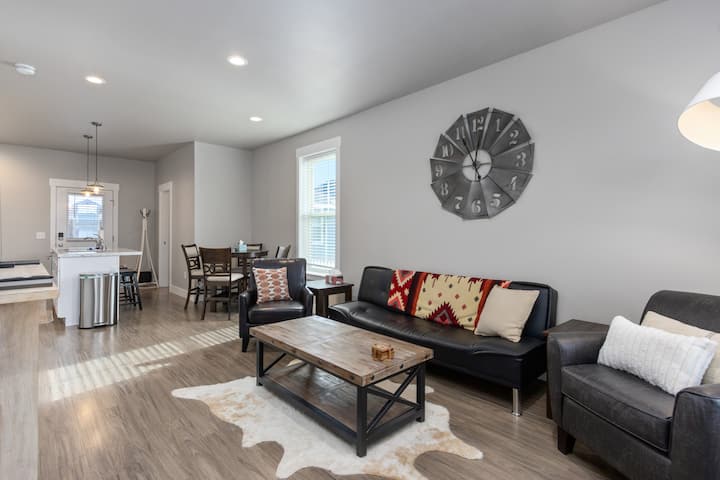 Walk To Coffee + River | Fenced Yard | Park - ZooMontana, Billings