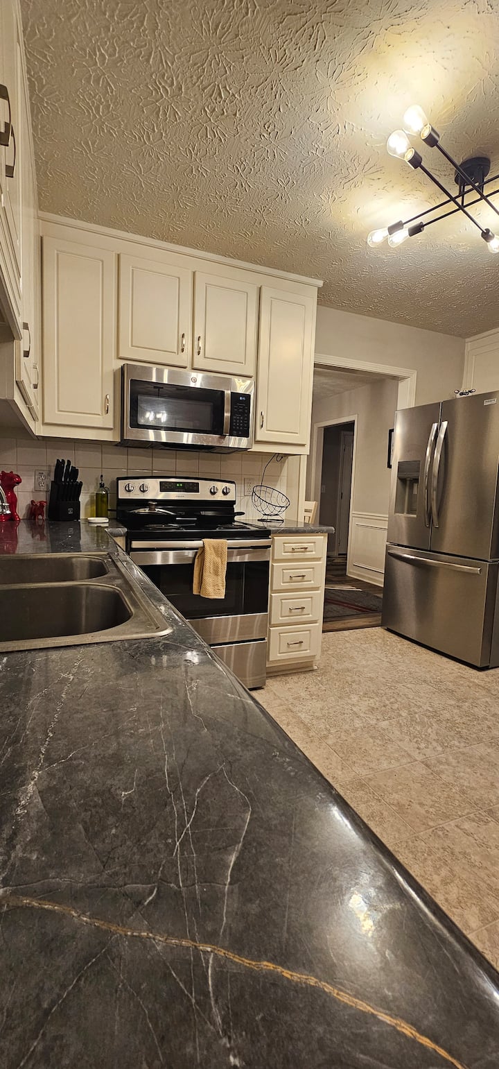 Whole House With Hottub Pool King Beds Huge Deck! - Auburn, GA