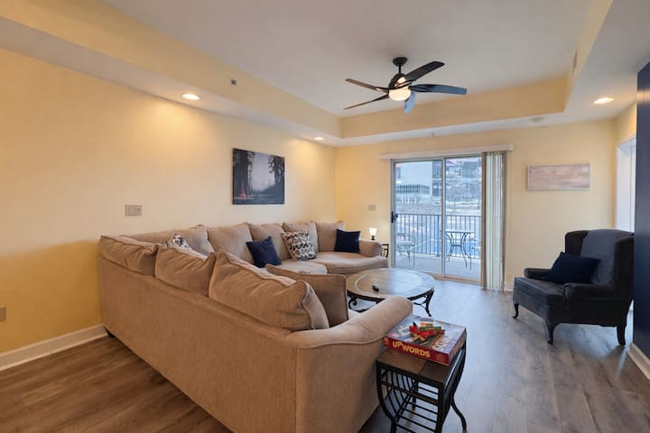 It’s Bristol, Baby! Walk To The Track | Sleeps 6 - Bristol, TN