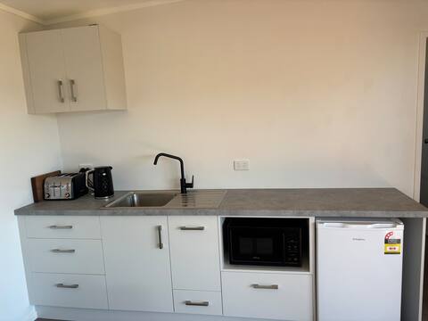 Popular Airbnb listing: Guesthouse close to the beach and Bayfair in Bay Of Plenty