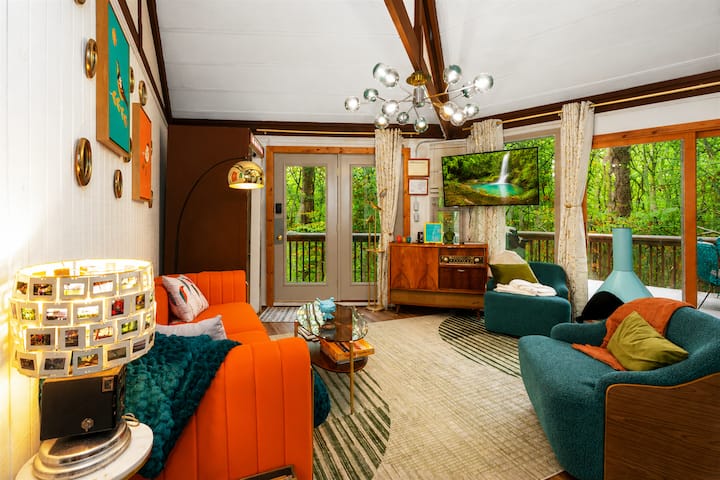 Octagon treehouse Hottub-pool-fireplace-firepit - Treehouses for