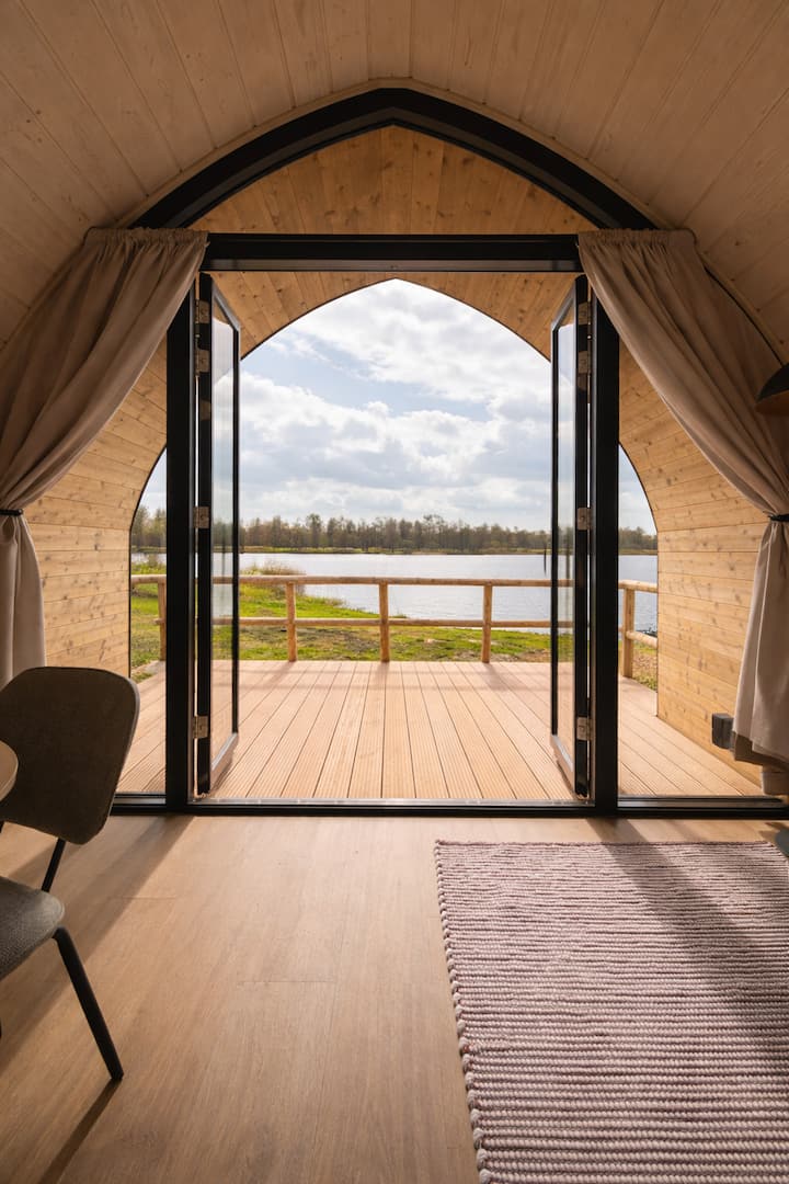 Sfeervolle Recreatiepod Aan Het Meer - 利瓦頓
