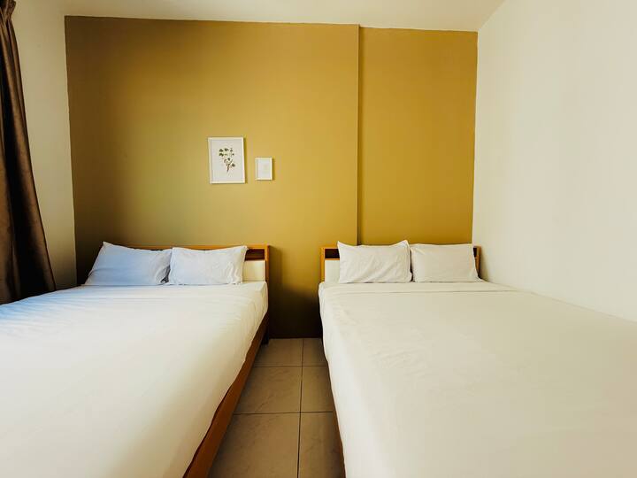 Chumba cha M: VITANDA VIWILI VIKUBWA (Bafu lililoambatanishwa 