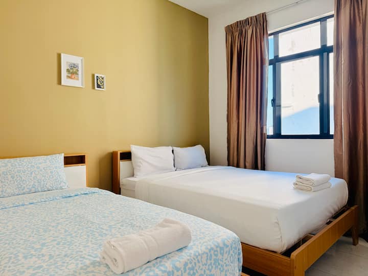 CHUMBA CHA 3: Kitanda 1 cha Malkia + 1 cha mtu mmoja 