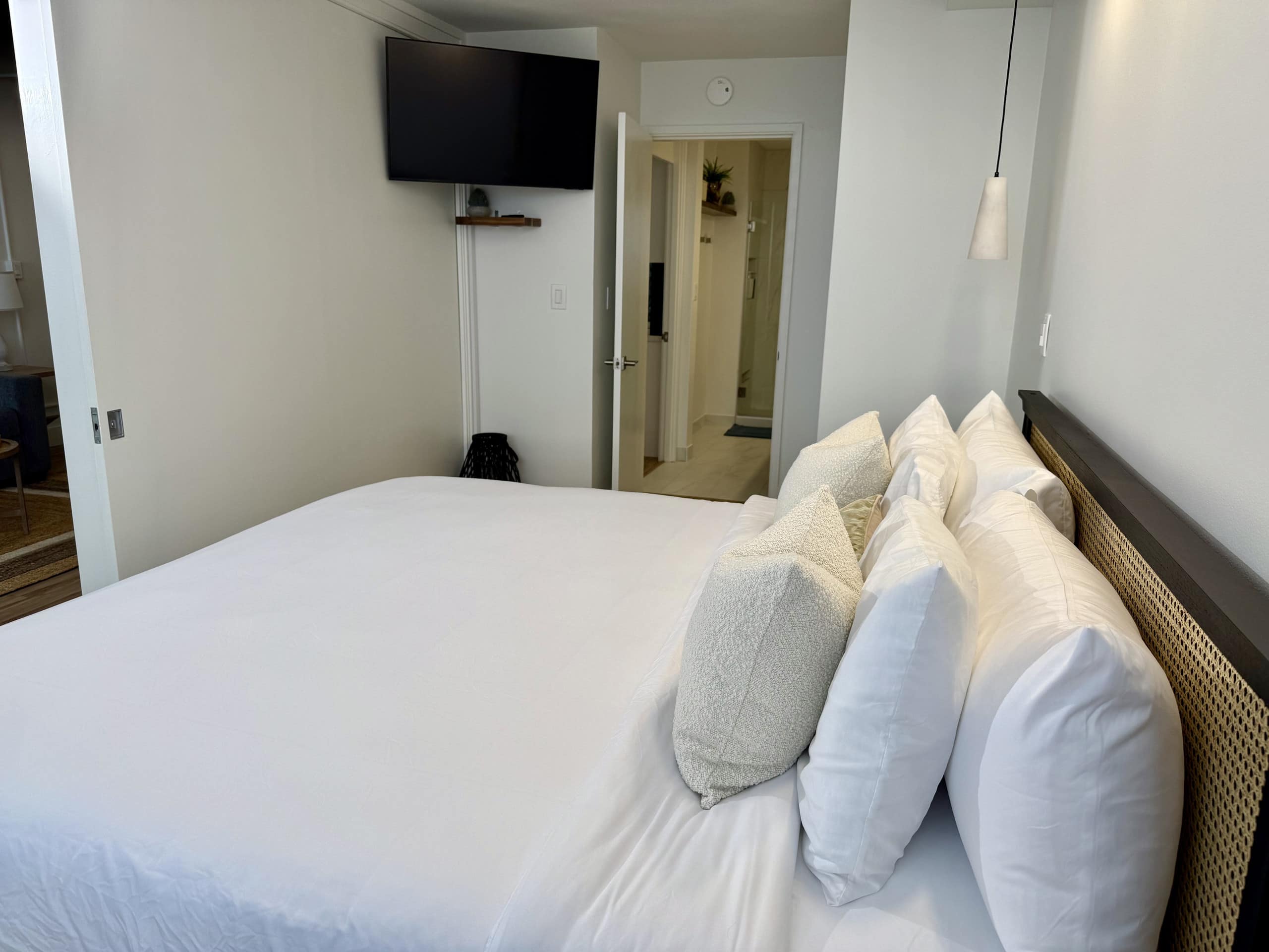 Condo in Honolulu · ★5.0 · 1 bedroom · 2 beds · 1 private bath - Image 7