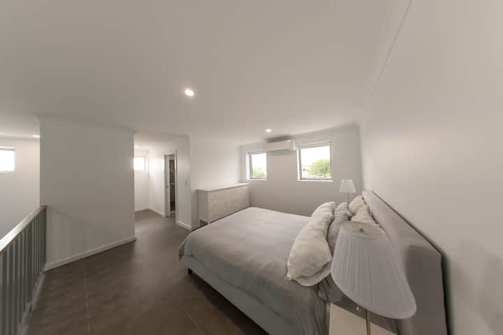Private Mezzanine Loft | Sleeps 3 | Walk To Shops - 班伯利