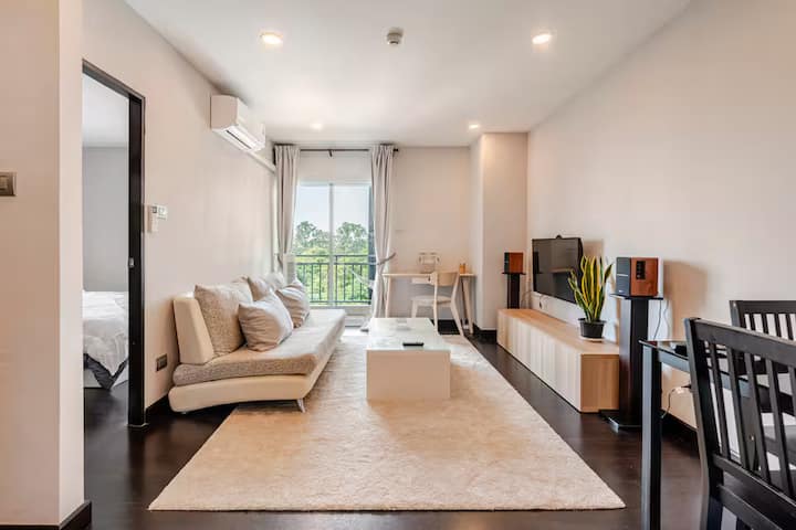 Relaxing 1br Near Maya Mall With Cozy Living Space - Chiang Mai